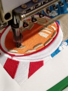 Proceso de bordado - El arte del bordado en camisetas en La Pescadería Studio